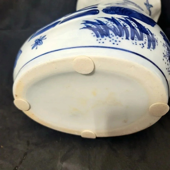 VTG ASIAN BLUE WHITE PORCELAIN HAND PAINTED SWAN VASE BIRDS MOTIF 10" - Picture 6 of 8